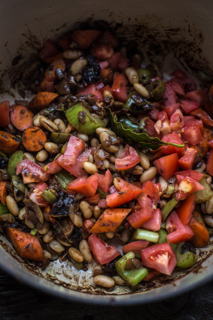 Lorbeerblätter frische Tomaten Bohnen Gewürze anbraten