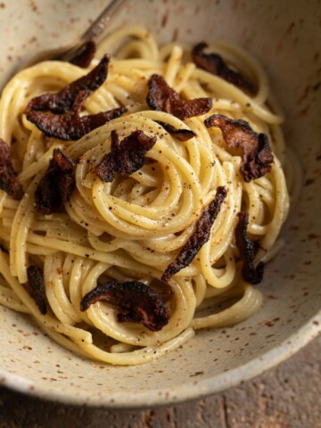 vegan mushroom carbonara in a bowl