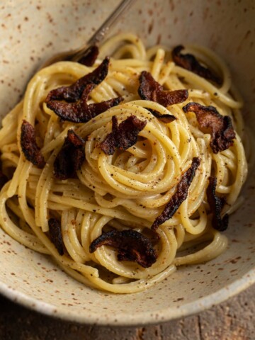 vegan mushroom carbonara in a bowl